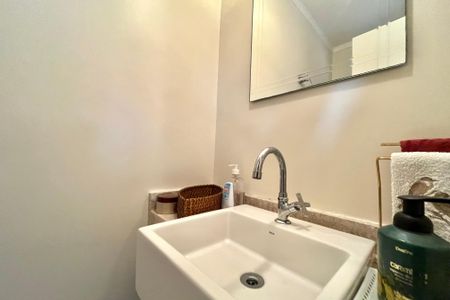 Casa de condomínio à venda com 181m², 4 quartos e 3 vagasLavabo