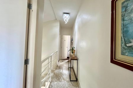 Casa de condomínio à venda com 181m², 4 quartos e 3 vagasCorredor