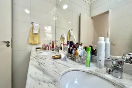 Casa de condomínio à venda com 181m², 4 quartos e 3 vagasBanheiro da Suíte 1