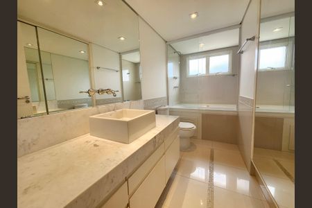 Apartamento à venda com 315m², 5 quartos e 4 vagasBanheiro 1 da Suíte 4