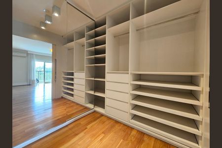 Apartamento à venda com 315m², 5 quartos e 4 vagasCloset 1 da suíte 4