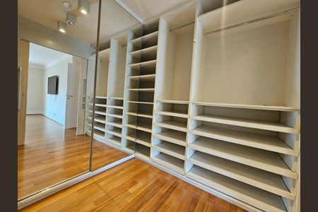 Apartamento à venda com 315m², 5 quartos e 4 vagasCloset 2 da suíte 4