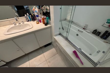 Apartamento à venda com 260m², 4 quartos e 4 vagasBanheiro da Suíte 2