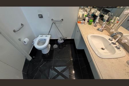 Apartamento à venda com 260m², 4 quartos e 4 vagasBanheiro da Suíte 1