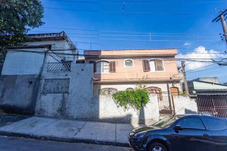 Casa à venda com 207m², 6 quartos e 2 vagas Casa à venda com 207m², 6 quartos e 2 vagasFachada