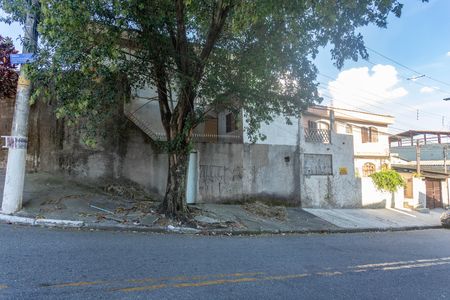 Casa à venda com 207m², 6 quartos e 2 vagas Casa à venda com 207m², 6 quartos e 2 vagasFachada