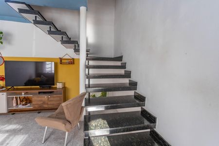 Casa à venda com 207m², 6 quartos e 2 vagas Casa à venda com 207m², 6 quartos e 2 vagasCasa 1 - escada