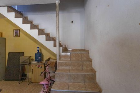 Casa à venda com 207m², 6 quartos e 2 vagas Casa à venda com 207m², 6 quartos e 2 vagasCasa 3 - escada