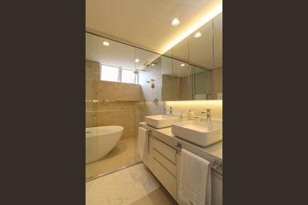 Apartamento para alugar com 148m², 4 quartos e 1 vaga Apartamento para alugar com 148m², 4 quartos e 1 vagaBanheiro da Suíte