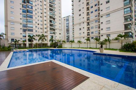 Apartamento à venda com 236m², 4 quartos e 4 vagas Apartamento à venda com 236m², 4 quartos e 4 vagasÁrea comum - Piscina