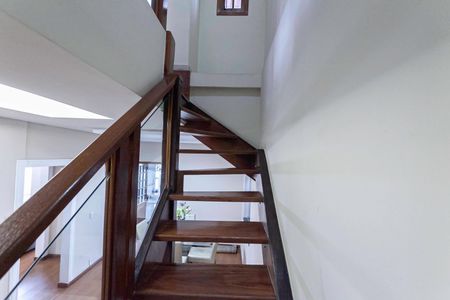 Casa à venda com 320m², 4 quartos e 3 vagasEscada