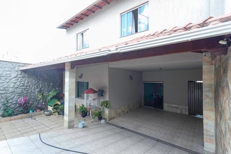 Casa à venda com 320m², 4 quartos e 3 vagasFachada