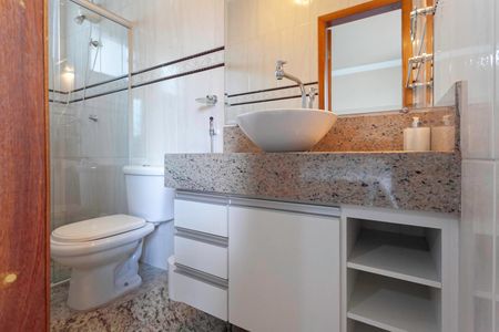 Casa à venda com 320m², 4 quartos e 3 vagasBanheiro da suíte 2