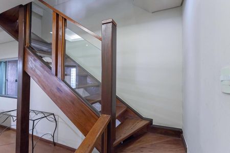 Casa à venda com 320m², 4 quartos e 3 vagasEscada