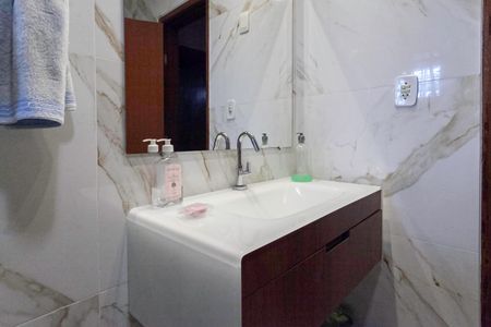 Casa à venda com 320m², 4 quartos e 3 vagasBanheiro social 