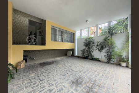 Casa à venda com 220m², 4 quartos e 2 vagas