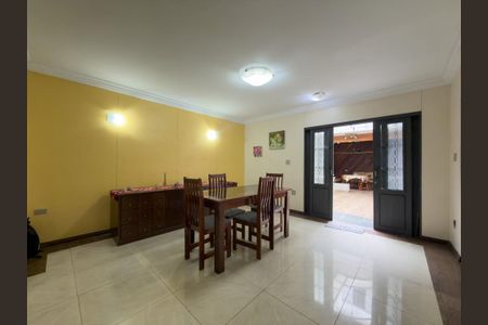 Casa à venda com 220m², 4 quartos e 2 vagas