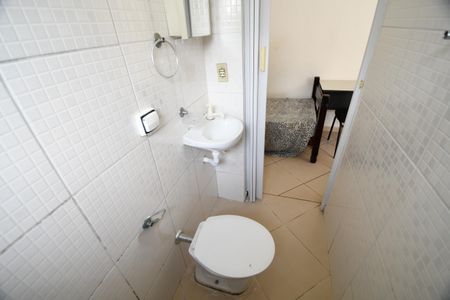 Banheiro de kitnet/studio para alugar com 1 quarto, 25m² em Cidade Universitária, Campinas