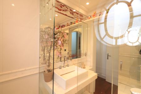 Apartamento à venda com 288m², 4 quartos e 5 vagasBanheiro da Suíte 1