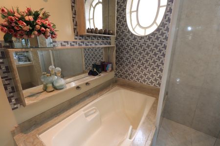 Apartamento à venda com 288m², 4 quartos e 5 vagasBanheiro da Suíte 2