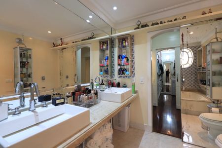 Apartamento à venda com 288m², 4 quartos e 5 vagasBanheiro da Suíte 2