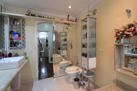 Apartamento à venda com 288m², 4 quartos e 5 vagasBanheiro da Suíte 2
