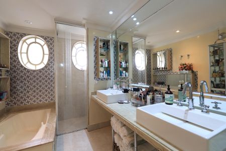 Apartamento à venda com 288m², 4 quartos e 5 vagasBanheiro da Suíte 2