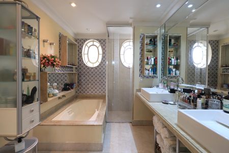 Apartamento à venda com 288m², 4 quartos e 5 vagasBanheiro da Suíte 2