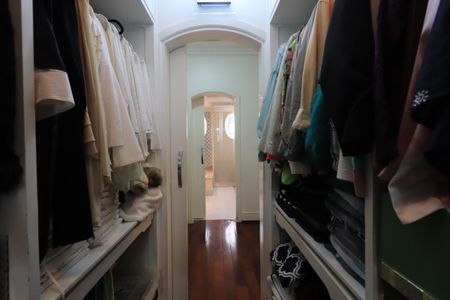 Apartamento à venda com 288m², 4 quartos e 5 vagasCloset da suíte 2