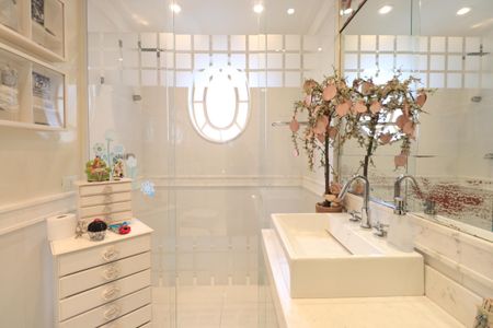 Apartamento à venda com 288m², 4 quartos e 5 vagasBanheiro da Suíte 1