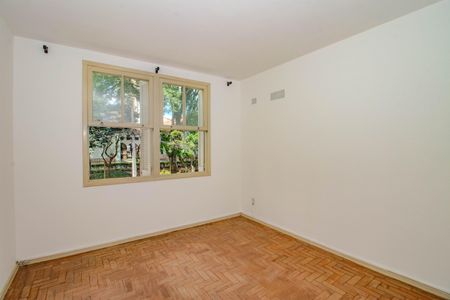 Quarto 1 de apartamento para alugar com 2 quartos, 57m² em Vila Ipiranga, Porto Alegre