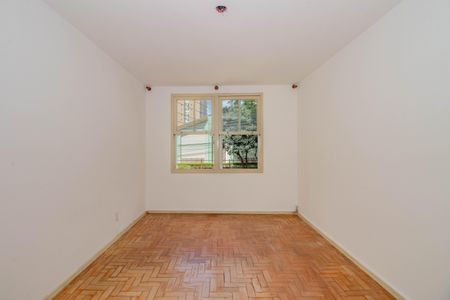 Quarto 2 de apartamento para alugar com 2 quartos, 57m² em Vila Ipiranga, Porto Alegre