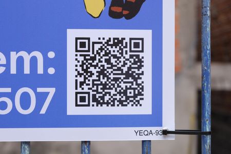 Casa para alugar com 125m², 2 quartos e 1 vagaPlaca instalada no portão do imóvel -  Código da placa: YEQA-93