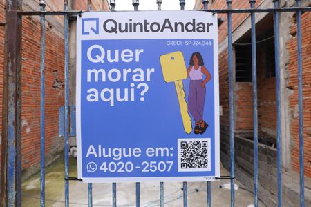 Casa para alugar com 125m², 2 quartos e 1 vagaPlaca instalada no portão do imóvel -  Código da placa: YEQA-93