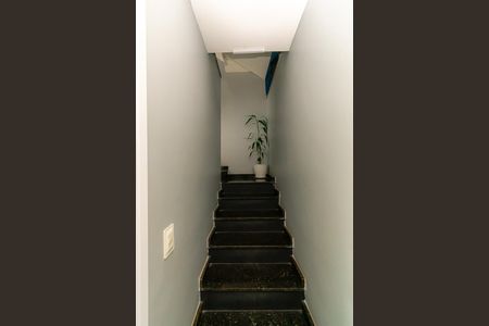 Casa de condomínio à venda com 103m², 3 quartos e 2 vagas Casa de condomínio à venda com 103m², 3 quartos e 2 vagasEscada