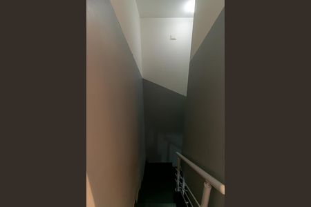 Casa de condomínio à venda com 103m², 3 quartos e 2 vagas Casa de condomínio à venda com 103m², 3 quartos e 2 vagasEscada