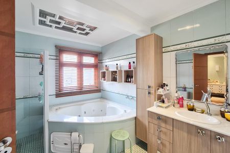 Casa à venda com 325m², 4 quartos e 3 vagasBanheiro da Suíte 1