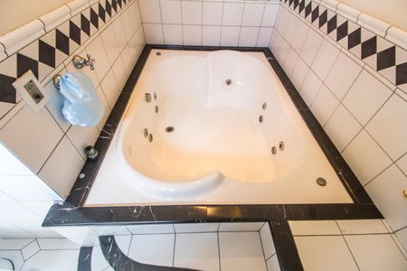 Casa de condomínio para alugar com 462m², 4 quartos e 3 vagas Casa de condomínio para alugar com 462m², 4 quartos e 3 vagasBanheiro da Suíte