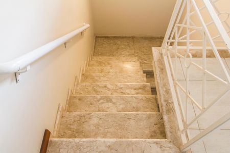 Casa de condomínio para alugar com 462m², 4 quartos e 3 vagas Casa de condomínio para alugar com 462m², 4 quartos e 3 vagasEscada