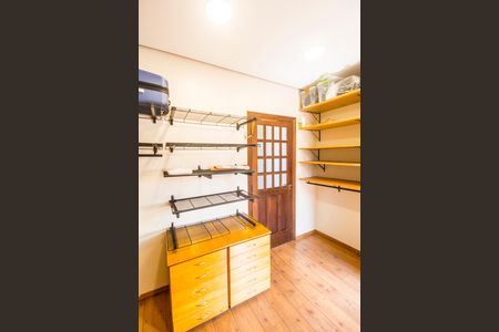 Casa de condomínio para alugar com 462m², 4 quartos e 3 vagas Casa de condomínio para alugar com 462m², 4 quartos e 3 vagasCloset da suíte