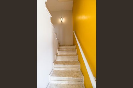 Casa de condomínio para alugar com 462m², 4 quartos e 3 vagas Casa de condomínio para alugar com 462m², 4 quartos e 3 vagasEscada