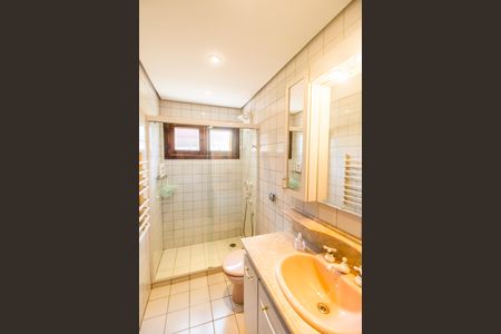 Casa de condomínio para alugar com 462m², 4 quartos e 3 vagas Casa de condomínio para alugar com 462m², 4 quartos e 3 vagasBanheiro da Suíte