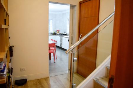 Casa à venda com 230m², 3 quartos e 3 vagas Casa à venda com 230m², 3 quartos e 3 vagasEscada