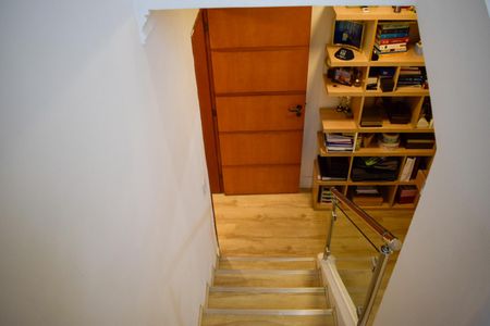 Casa à venda com 230m², 3 quartos e 3 vagas Casa à venda com 230m², 3 quartos e 3 vagasEscada