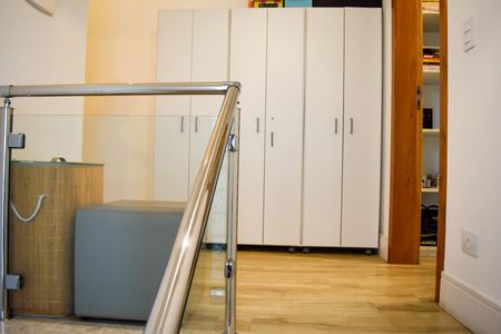 Casa à venda com 230m², 3 quartos e 3 vagas Casa à venda com 230m², 3 quartos e 3 vagasEscada