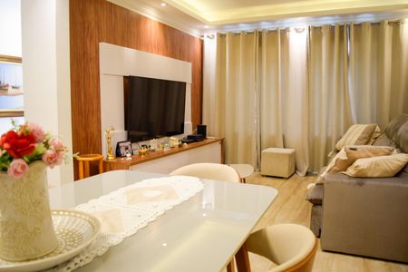 Casa à venda com 230m², 3 quartos e 3 vagas Casa à venda com 230m², 3 quartos e 3 vagasSala