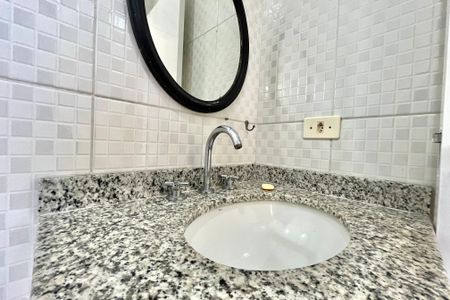 Banheiro de apartamento para alugar com 1 quarto, 39m² em Vila Guarani (zona Sul), São Paulo