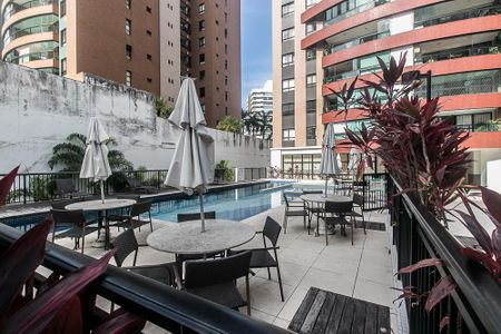 Apartamento para alugar com 226m², 3 quartos e 3 vagas Apartamento para alugar com 226m², 3 quartos e 3 vagasÁrea comum - Piscina