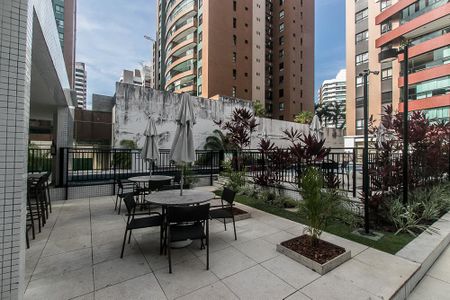 Apartamento para alugar com 226m², 3 quartos e 3 vagas Apartamento para alugar com 226m², 3 quartos e 3 vagasÁrea comum + piscina