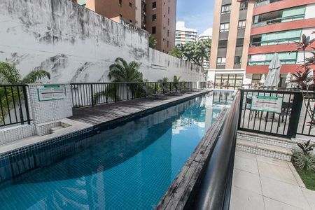 Apartamento para alugar com 226m², 3 quartos e 3 vagas Apartamento para alugar com 226m², 3 quartos e 3 vagasÁrea comum - Piscina